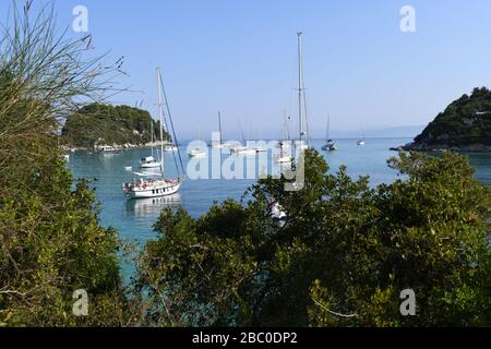 Touristenboote in der Lakka Bucht. Ein kleines touristisches Dorf auf der Spitze der Insel Paxos (Paxi). Griechische Insel im Ionischen Meer. Stockfoto