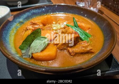 Traditionelles vietnamesisches Rinderbrisket und Limongrasgericht Stockfoto