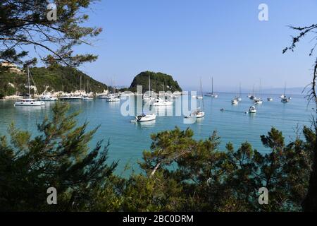 Touristenboote in der Lakka Bucht. Ein kleines touristisches Dorf auf der Spitze der Insel Paxos (Paxi). Griechische Insel im Ionischen Meer. Stockfoto