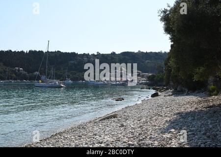 Kieselstrand an der Lakka Bay. Ein kleines touristisches Dorf auf der Spitze der Insel Paxos. Griechische Insel. Stockfoto