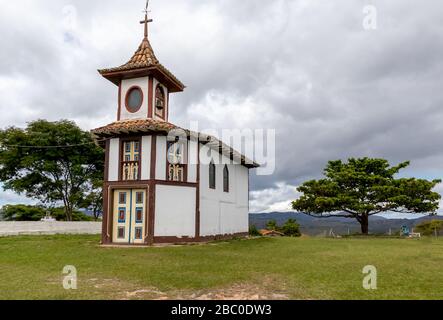 Kapelle Nossa Senhora do Rosário, auf einem Hügel, mit weitem Blick auf das Tal und die Berge Stockfoto
