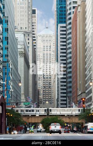 Chicago Board of Trade Building und der L-Zug, der über die N LaSalle Street, Chicago, Illinois, USA führt. Stockfoto