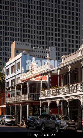 Südafrika, Kapstadt, Long Street, Gebäude aus dem späten viktorianischen Kolonialzeitalter mit gusseisernen Balkonen unterhalb des modernen Turmblocks Stockfoto