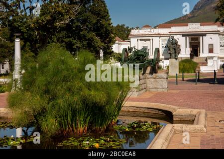 Südafrika, Kapstadt, Company's Garden, Statue von Jan Smuts und Feldpistole vor der Nationalgalerie Stockfoto