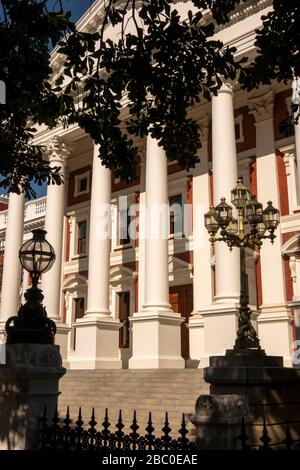 Südafrika, Kapstadt, Company's Garden, RSA Parliament Building Portico in klassischer Fassade Stockfoto