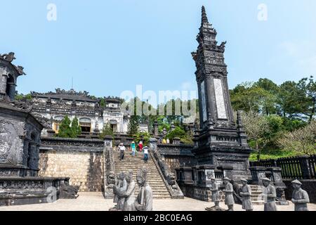 Nur wenige Schritte von der Straße entfernt, um das Grab des Imperators Khai Dinh in Hue, Vietnam, Südostasien zu erreichen Stockfoto