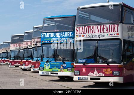 02. April 2020, Sachsen, Dresden: Auf einem Parkplatz stehen zahlreiche Busse der Stadtführung Dresden nebeneinander. Die Korona-Epidemie betrifft auch die Tourismusbranche in Sachsen. Die Fotoberechtigung ist verfügbar. Foto: Sebastian Kahnert / dpa-Zentralbild / dpa Stockfoto