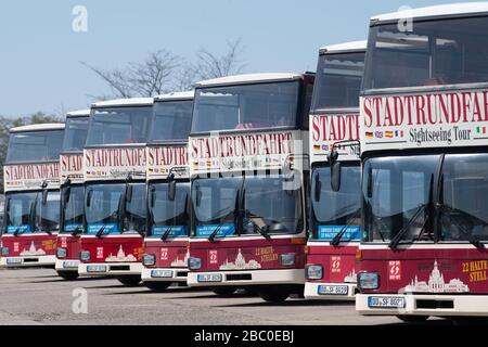 02. April 2020, Sachsen, Dresden: Auf einem Parkplatz stehen zahlreiche Busse der Stadtführung Dresden nebeneinander. Die Korona-Epidemie betrifft auch die Tourismusbranche in Sachsen. Die Fotoberechtigung ist verfügbar. Foto: Sebastian Kahnert / dpa-Zentralbild / dpa Stockfoto