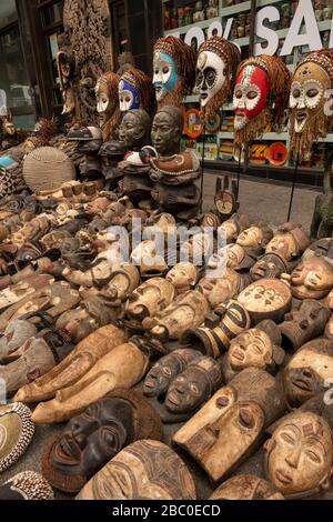Südafrika, Kapstadt, St George's Mall, Touristenmarkt, Souvenir-Stall mit geschnitzten Masken Stockfoto