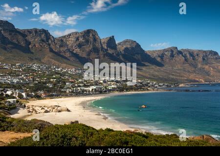 Südafrika, Kapstadt, Camp's Bay, Glen Beach, erhöhter Blick von Maiden's Cove Stockfoto