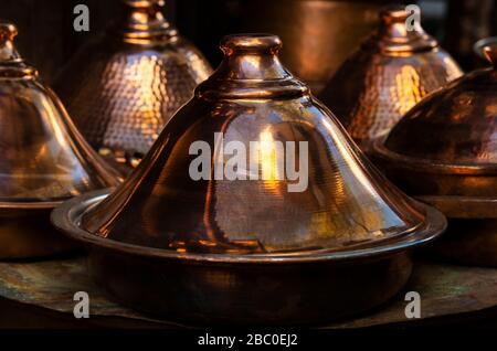 Traditionelles marokkanisches Kupfermessingtagin (Tajine). Markt in der Medina von Fez, Marokko. Stockfoto