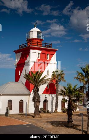 Südafrika, Kapstadt, Mouille Pont, roter und weißer Leuchtturm von Green Point, "Moaning minnie" Stockfoto