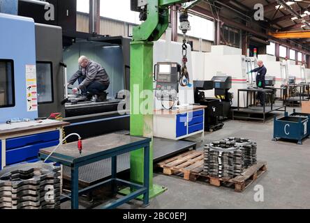 Ein Maschinist überprüft eine Komponente mit einem Messschieber bei Cook Defence Systems, Stanhope, County Durham. 2/3/2020. Photograpgh: STUART BOULTON. Stockfoto