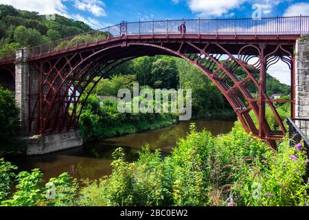 Die Iron Bridge in Ironbridge, Shropshire, Großbritannien. Sie wurde im Jahre 1801 erbaut und ist die älteste Gusseisenbrücke der Welt, die heute zum UNESCO-Weltkulturerbe gehört. Stockfoto