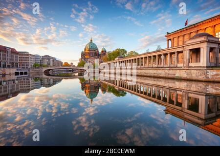 Berlin, Deutschland. Bild der Berliner Dom- und Museumsinsel in Berlin bei Sonnenaufgang Stockfoto
