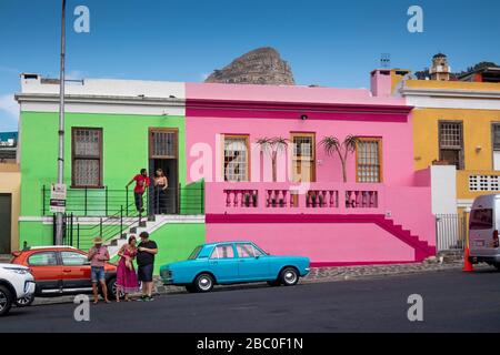 Südafrika, Kapstadt, Schotsche Knoof, Bo Kaap, Wale St, blau lackierter Mark2 Ford Cortina außerhalb von farbenfroh bemalten restaurierten Häusern geparkt Stockfoto