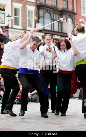 Schwerttänzer auf dem Darlington Morris Dancing Festival, County Durham, Großbritannien. 14.4.2018. Foto von Stuart Boulton. Stockfoto