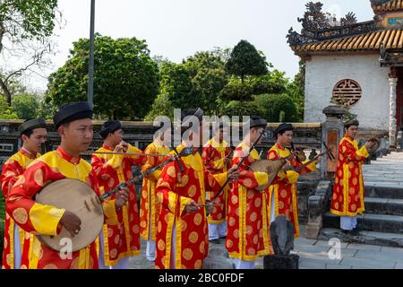 Musiker, die traditionelle vietnamesische Musikinstrumente im Innenhof der Thien Mu Pagode - Hue, Vietnam, Südostasien spielen Stockfoto