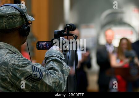 Technischer Sergeant mit United States Air Force zeichnet offizielle Pressekonferenz der US-Luftwaffe auf, auf der Forever Chemical Treatment Funding in Horsham, PA, Stockfoto