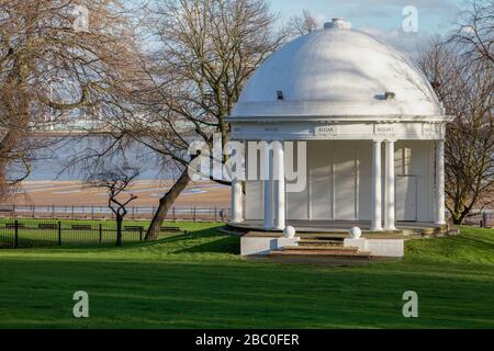 Der Bandstand im Vale Park, New Brighton on the Wirral, ein beliebter Veranstaltungsort für Blaskapelle und Folkkonzerte. Im Park befindet sich ein Gemeinschaftscafé. Stockfoto