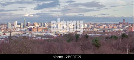 Blick von Bidston Hill, Wirral. Zu den Sehenswürdigkeiten, die in Liverpool zu sehen sind, gehören die drei Graces, das Royal Albert Dock, der Radio City Tower und die beiden Kastellen Stockfoto