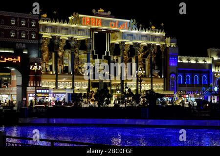 Nachtaufnahme des Iran Pavillion Inside Global Village, Dubai, VAE. Global Village vereint Kulturen von 90 Ländern auf der ganzen Welt an einem Ort Stockfoto