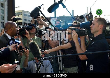Journalisten nehmen am 5. Juni 2013 eine Pressekonferenz von Vertretern der Stadt in Philadelphia, PA, auf. Stockfoto