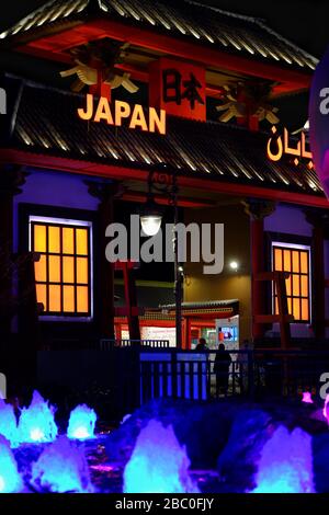 Nachtaufnahme des japanischen Pavillons im Global Village, Dubai, VAE. Stockfoto