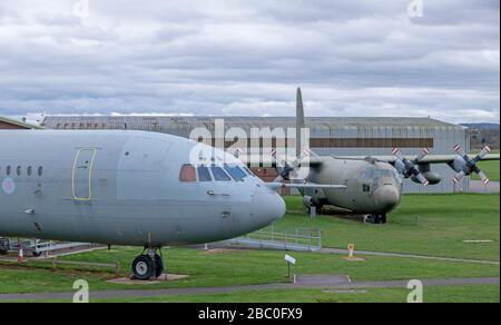 VC10 XR808 und Lockheed Hercules C130K Mk3, XV202 im RAF Cosford Museum Stockfoto