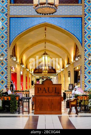 Paul Restaurant im Persienhof in der Ibn Buttata Mall, Dubai, VAE. Persien war eines der großen Lernzentren im 14. Jahrhundert. Stockfoto