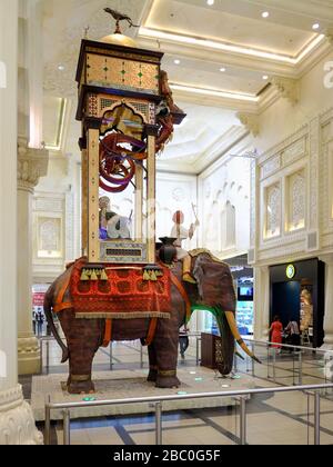 The Elephant Clock in India Court in der Ibn Buttata Mall, Dubai, VAE. Die Pracht der Mughal-Zeit Indiens ist auf dem Hof deutlich zu erkennen. Stockfoto