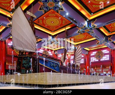 Chinesisches Junk-Schiff in China Court in der Ibn Buttata Mall, Dubai, VAE. Das Gericht nimmt die Majestät und Lebendigkeit des kaiserlichen Chinas fest. Stockfoto