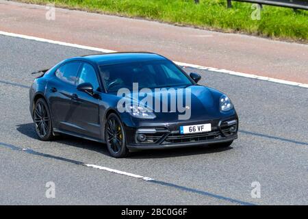 2018 schwarzer Porsche Panamera Turbo S E-Hybrid; fahrende Fahrzeuge, fahrende Fahrzeuge auf britischen Straßen, Motoren, Fahren auf der Autobahn M6 Stockfoto