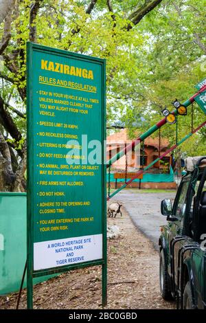 Grünes Regel- und Verordnungszeichen am Eingang zum Kaziranga National Park, Assam, Nordostindien Stockfoto