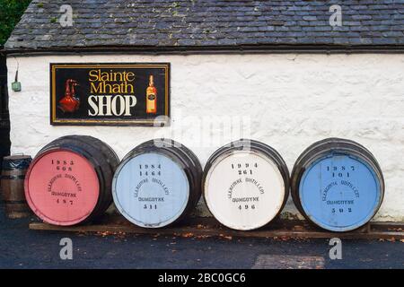 Bunte Whisky-Kassen in der Glengoyne Destillerie in Schottland Stockfoto