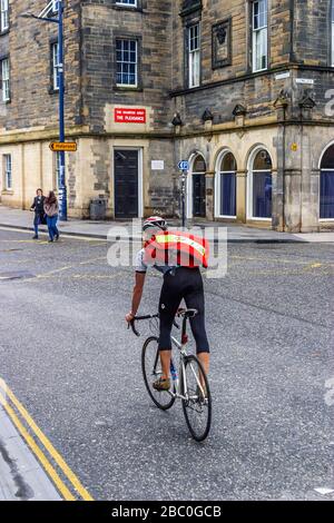 Fahrradbote auf einer Straße in der Stadt Stockfoto
