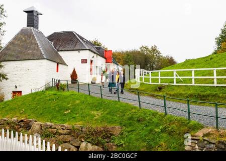 Besucher mit einem Fremdenführer in einer Whiskey-Destillerie in Schottland Stockfoto