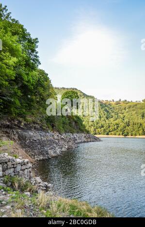 Künstlicher See in der französischen Auvergne in Port-Dieu. Der See entstand durch einen Staudamm am Fluss Dordogne. Stockfoto