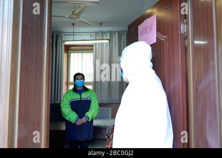 Xingtai, Chinas Provinz Hebei. April 2020. Ein Lehrer, der als Student mit Fieber arbeitet, wird während einer Probe in einer Schule in Xingtai City, der nordchinesischen Provinz Hebei, am 2. April 2020 in einen Quarantäneraum gebracht. Schulen in Xingtai City haben Proben für die Wiederaufnahme der Klasse von Schülern in ihrem letzten Jahr der Senior- und Juniorhochschulen durchgeführt, um eine sichere und geordnete Schuleröffnung mit rigiden epidemischen Präventionsmaßnahmen sicherzustellen. Kredit: Mou Yu/Xinhua/Alamy Live News Stockfoto