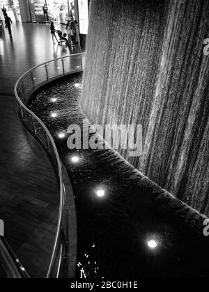 Der Wasserfall Pearl Divers in der gigantischen Dubai Mall im Stadtzentrum von Dubai, Vereinigte Arabische Emirate. Stockfoto