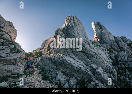 FÜHRER, DER DIE FELSRITZUNGEN DES GERBIERS BEI SONNENAUFGANG ERREICHT, VILLARD-DE-LANS, VERCORS, ISERE (38), AUVERGNE-RHONE-ALPEN, FRANKREICH Stockfoto