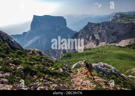 WANDERER AUF DEM GRAND VEYMONT-PFAD, AUF DEM BERG AIGUILLE IM HINTERGRUND, GRESSE-EN-VERCORS, ISERE (38), IN DER AUVERGNE-RHONE-ALPEN, FRANKREICH Stockfoto