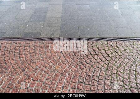 Detaillierte Nahaufnahme auf alten alten Kopfsteinpflaster und Gehwegen Stockfoto