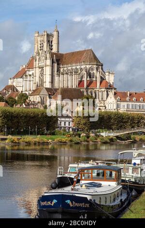 KATHEDRALE SAINT-ETIENNE UND FLUSSHAFEN AM UFER DER YONNE, QUAI DE L'ANCIENNE ABBAYE, AUXERRE, YONNE, FRANKREICH Stockfoto