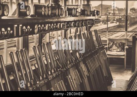 Sepia-Ansicht der Hebel & Ausrüstung im Vintage-Signalkasten, Kidderminster Station, Severn Valley Railway UK. Heritage Railway Großbritannien. Stockfoto