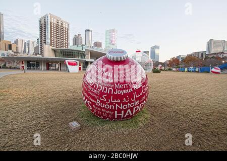 Riesige rote Weihnachtsschmuck mit Frohe Weihnachten in mehreren geschrieben Sprachen sitzt auf dem Rasen bei World of Coke in der Nähe Centennial Park in Atlanta Stockfoto