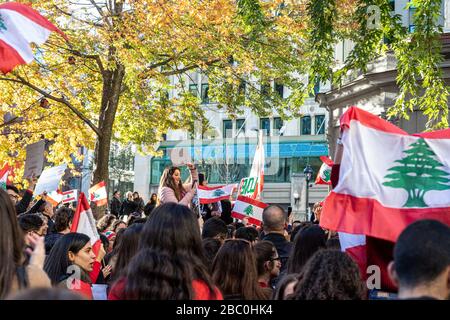 HUNDERTE VON KANADIERN LIBANESISCHER HERKUNFT, DIE DEMONSTRIERTEN, DEN RÜCKTRITT DER LIBANESISCHEN REGIERUNG, DORCHESTER SQUARE, MONTREAL, QUEBEC, KANADA ZU FORDERN Stockfoto