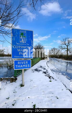 Eintritt in den Cotswold Water Park am oberen Ende der Themse in der Nähe des Dorfes Ashton Keynes, Gloucestershire, Großbritannien Stockfoto