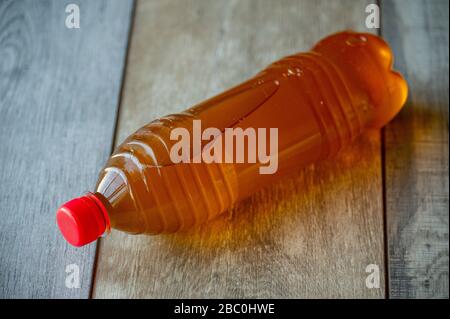 Flasche Speiseöl. Lebensmittelfotografie. Zutaten zum Kochen. Speisepflanzöl. Stockfoto