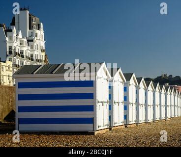 Reihe von Strandhütten am Kieselstrand in Hastings, East Sussex, Großbritannien Stockfoto